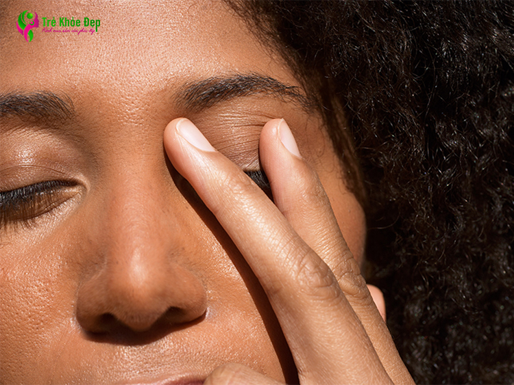 Sử dụng máy massage vùng mắt có thẻ giảm khô mắt