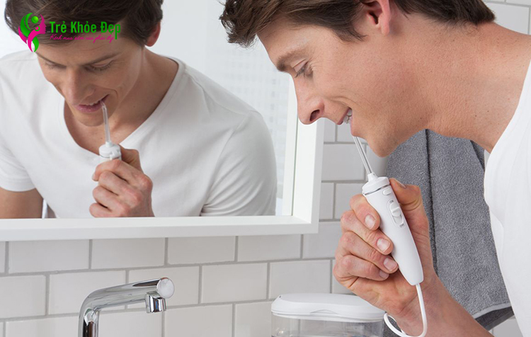 Máy xịt tăm nước đặc biệt hữu ích với người niềng răng