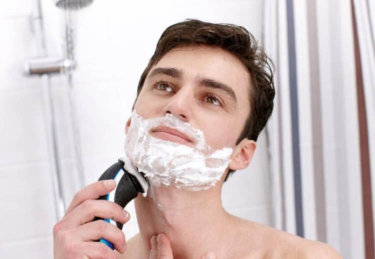 Khi cạo râu cũng cần đảm bảo đúng cách và an toàn