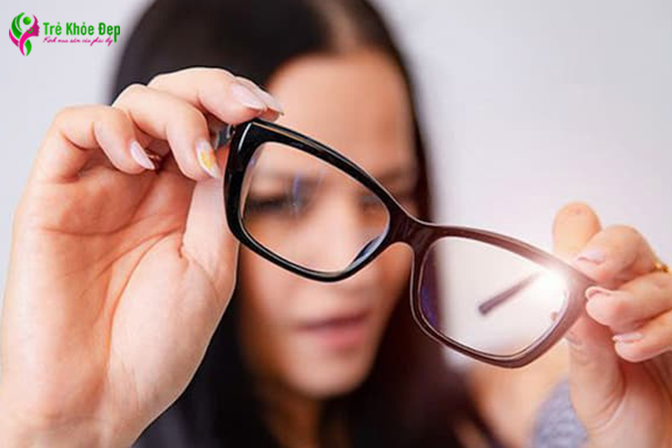 Đeo kính không đúng độ sẽ làm mắt ngày càng tăng độ 