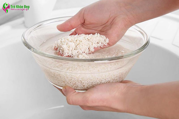 Nước vo gạo giúp làm sáng da và hồng da