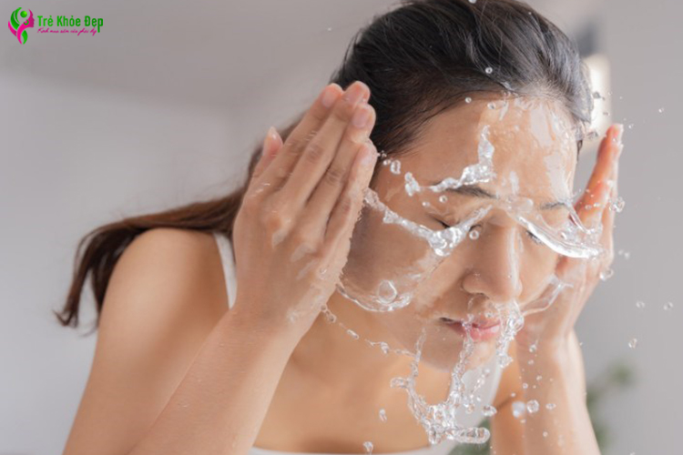 Làm sạch da với sữa rửa mặt hoặc nước tẩy trang