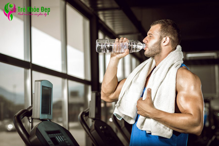 Bổ sung nước sau khi tập gym để cơ thể không bị mất nước