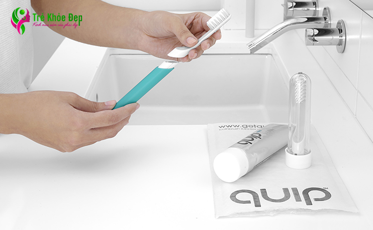 Bạn nên rửa sạch đầu bàn chải điện bằng nước sau khi sử dụng để loại bỏ kem đánh răng và các mảnh vụn