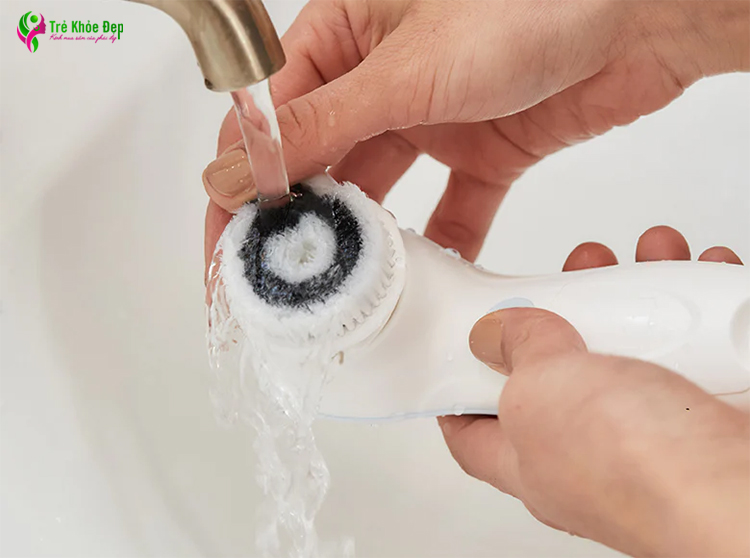 Làm sạch đầu cọ rửa mặt dưới vòi nước chảy là điều quan trọng để loại bỏ vi khuẩn có thể dẫn đến mụn