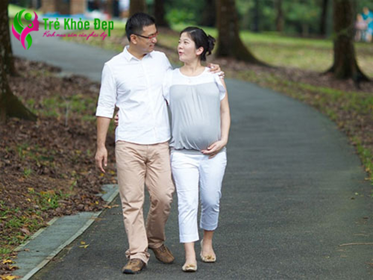 Đi bộ giúp mẹ bầu duy trì sức khỏe trong thai kỳ