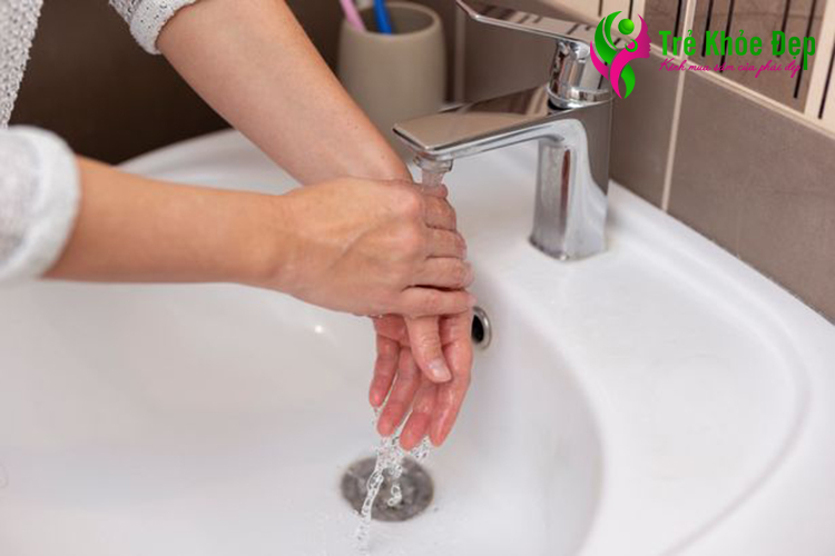 Xoa cổ tay hoặc mặt trong cánh tay dưới vòi nước lạnh giúp cơ thể mát hơn