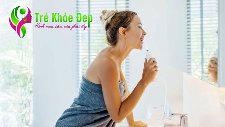 Cách sử dụng máy tăm nước đúng là luôn mím môi, di chuyển và dừng lại một chút ở khoảng trống giữa các răng 