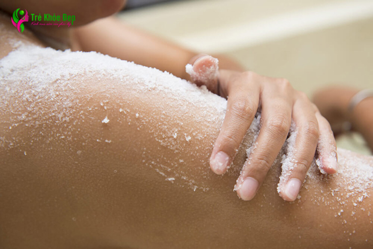 Sử dụng muối tắm giúp loại bỏ độc tố trong da, mang lại làn da mịn màng và ngậm nước