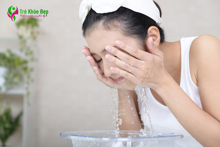 Sau khi đắp mặt nạ bạn chỉ cần rửa lại bằng nước ấm không cần dùng sữa rửa mặt