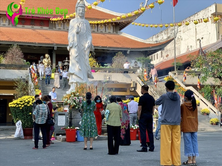 Người dân Việt Nam đến lễ chùa vào Mùng 1 Tết Nguyên Đán