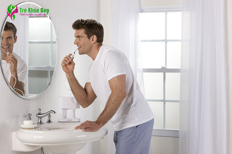 Dùng máy tăm nước trước giúp bạn nhận thấy một số mảnh vụn và vị trí cần chú ý thêm khi đánh răng