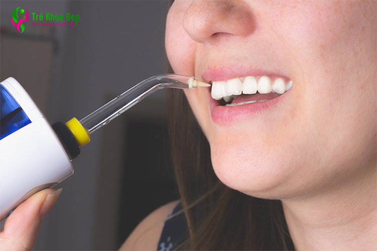 Hãy tập trung vào đỉnh răng, đường viền nướu và khoảng trống giữa mỗi chiếc răng khi dùng máy tăm nước
