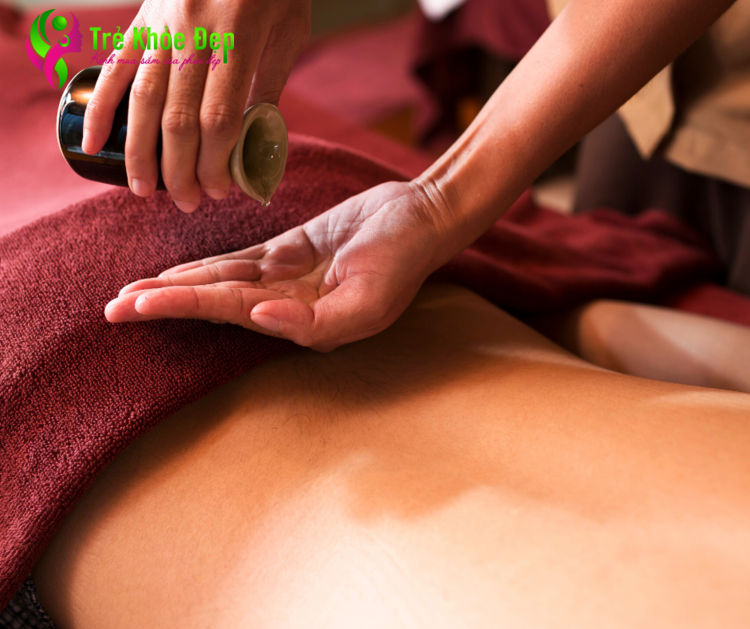 Massage sau sinh bằng dầu mù tạt có tác dụng làm ấm