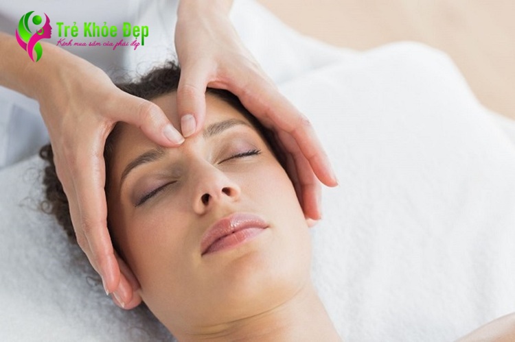 Bạn có thể sử dụng phương pháp massage mặt để giảm áp lực xoang