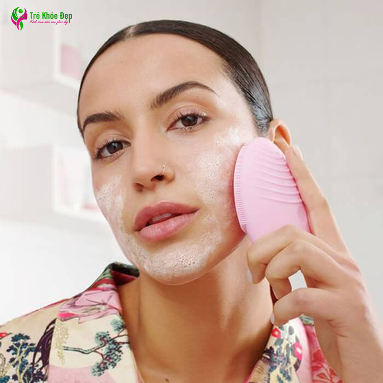 Máy rửa mặt giúp sản phẩm dưỡng da thẩm thấu sâu hơn vào da