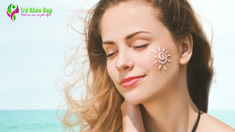 Sử dụng kem chống nắng là cách đơn giản để bảo vệ da