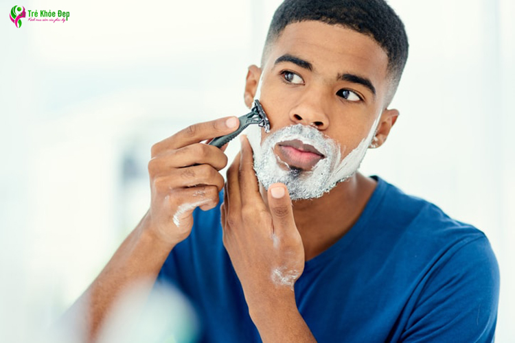 Dùng dao cạo râu truyền thống sẽ cạo sát hơn nhưng bạn cũng dễ gây ra nhiều vết cắt trên da hơn