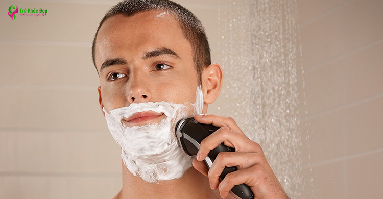 Máy cạo râu có thể cạo khô hoặc cạo ướt với xà phòng cạo râu 