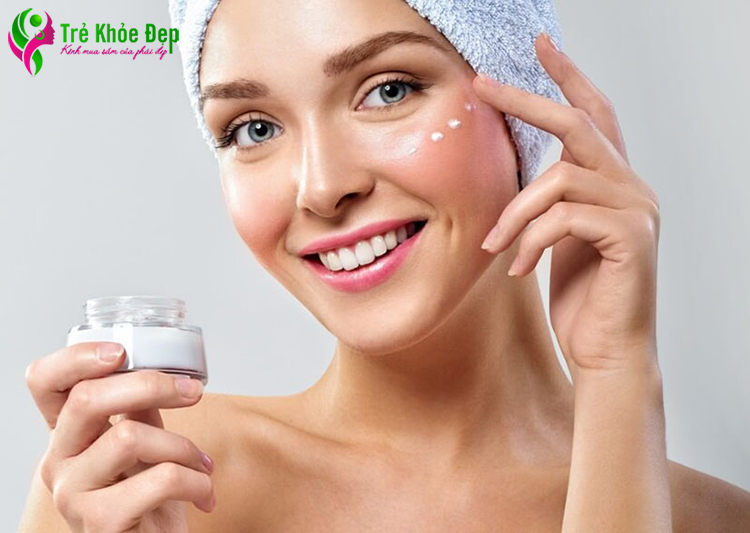 Kem dưỡng ẩm tạo thành một lớp màng bảo vệ giữ tất cả các bước chăm sóc da