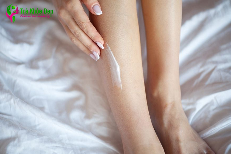 Bạn nên thoa kem lên da sau khi tắm xong, khi da còn ấm và ẩm
